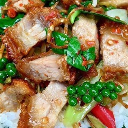 ผัดฉ่าหมูกรอบ