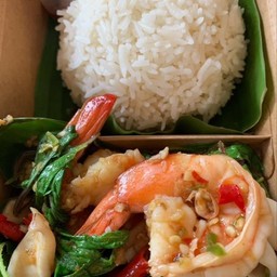 กะเพรากุ้งหมึกราดข้าว