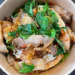 กะเพราหมูกรอบราดข้าว