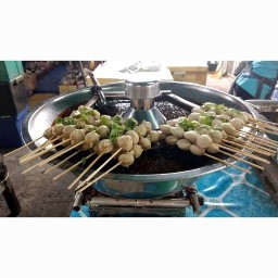 2.ลูกชิ้นสูตรเชลล์ชวนชิมและไส้กรอกอีสาน ตลาดหัวโค้ง