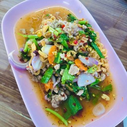 ยำมาม่าหมูสับ