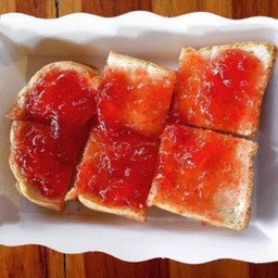 ขนมปังปิ้งสตอเบอรี่