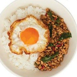 ผัดกระเพราไก่สับไข่ดาวราดข้าว