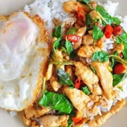 ผัดกระเพราไก่ชิ้น+ ไข่ดาวราดข้าว