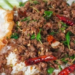 ข้าวผัดกระเพราเนื้อสับ