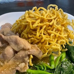 บะหมี่กรอบราดหน้าหมู