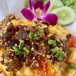 ข้าวไข่ข้นราดเนื้อทอดกระเทียม