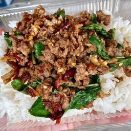 กระเพราเนื้อราดข้าว