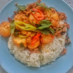 กระเพราเต้าหู้ไข่ใส่หมูสับ