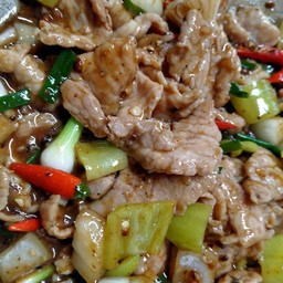 หมูผัดพริกไทดำราดข้าว