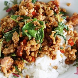 กระเพราหมูสับพริกเเห้งราดข้าวพร้อมทาน(ไม่มีไข่ดาว)