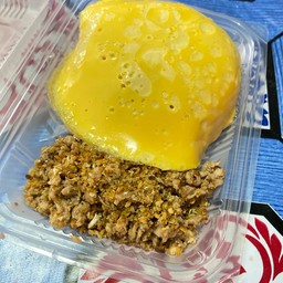 ข้าวหมูกระเทียม+ไข่นุ่ม (หมูสับค่ะ)