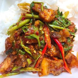 ผัดพริกแกงผักบุ้งราดข้าว