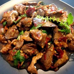 กระเพราเครื่องในไก่กับข้าว