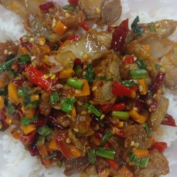 คั่วพริกเกลือไก่แซ่บ ราดข้าว