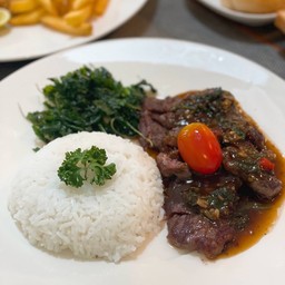 ข้าวสเต็กเนื้อออสเตรเลียซอสกะเพรา