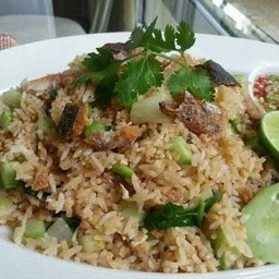 ข้าวผัดปลาอินทรีย์เค็ม