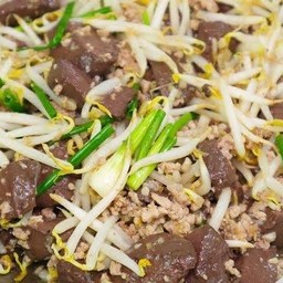 ข้าวถั่วงอกผัดหมูสับใส่เลือด