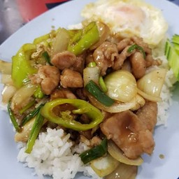 ผัดพริกหยวกไก่ราดข้าวไข่ดาว