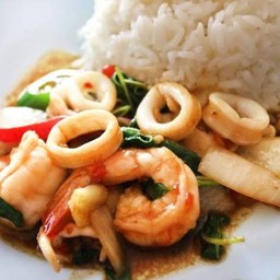 กะเพราทะเลกุ้ง-ปลาหมึก ราดข้าว