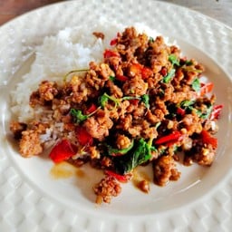 ข้าวกระเพราหมูสับไข่ดาว