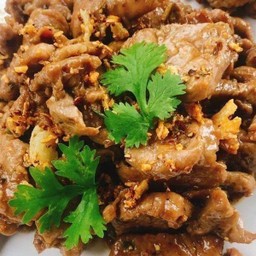 เนื้อโคขุนทอดกระเทียม (กับข้าว)