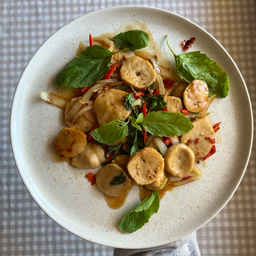 ผัดกะเพราลูกชิ้นเนื้อ (กับข้าว)