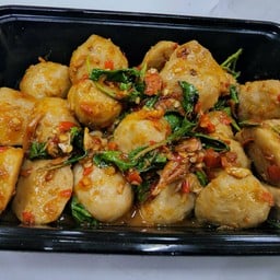 กะเพราลูกชิ้นเนื้อ (กับข้าว)