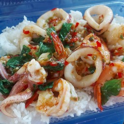 ข้าวกะเพรากุ้ง