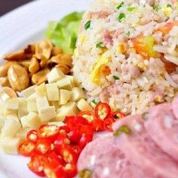 ข้าวผัดแหนม