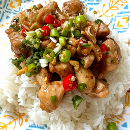 ไก่ผัดพริกเกลือราดข้าว