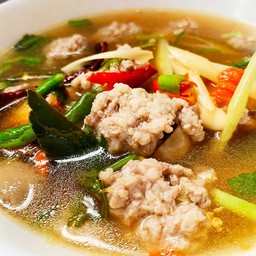 ต้มยำหมูปั้นก้อนน้ำใส