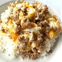 ข้าวไข่ขยี้เนื้อ