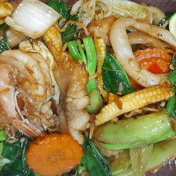 ผัดขี้เมาราดข้าวไม่ใช่มาม่า