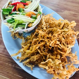 ยำเห็ดเข็มทองทอดกรอบ