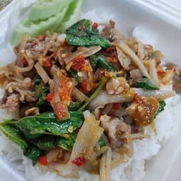 ข้าวกะเพราเนื้อใส่หน่อไม้ดอง