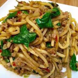 ข้าวราดกะเพราเนื้อหน่อไม้สด