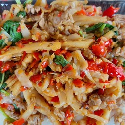 กะเพราหม่าล่าใส่หน่อไม้เหลือง