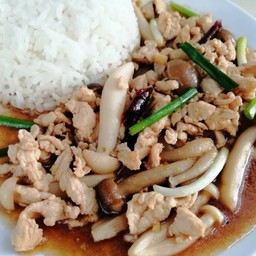 ข้าว เห็ดชิเมจิผัดน้ำมันหอยไก่สับ