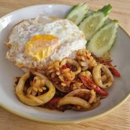 ข้าวปลาหมึกผัดพริกเผา(ไม่รวมไข่)