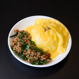 ข้าวผัดกะเพราไข่ข้น