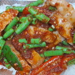 ผัดพริกแกงใส่ถั่วฝักยาว