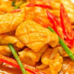 ปลาหมึกผัดไข่เค็ม (ราดข้าว)