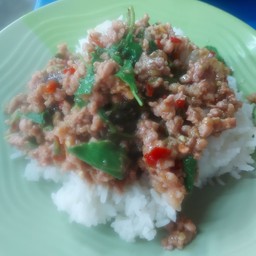 กะเพราหมูสับไข่เยี่ยวม้า