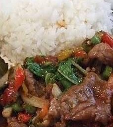 กระเพราเนื้อวัวราดข้าว