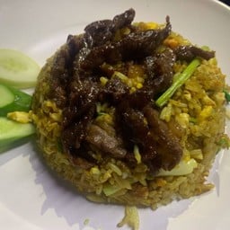 ข้าวผัดผงกะหรี่โคขุนแดดเดียว
