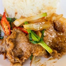 เนื้อริบอายทอดขมิ้นราดข้าว