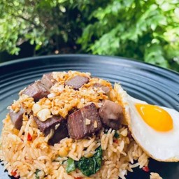 ข้าวผัดกะเพราลิ้นเต๋ากระเทียมกรอบ