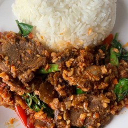 พริกแกงเนื้อเปื่อยราดข้าว