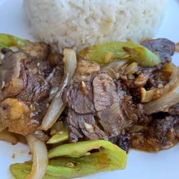 เนื้อเปื่อยผัดพริกหยวกราดข้าว